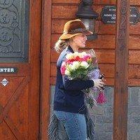 Pregnant Hilary Duff receives flowers from a paparazzo | Picture 88881